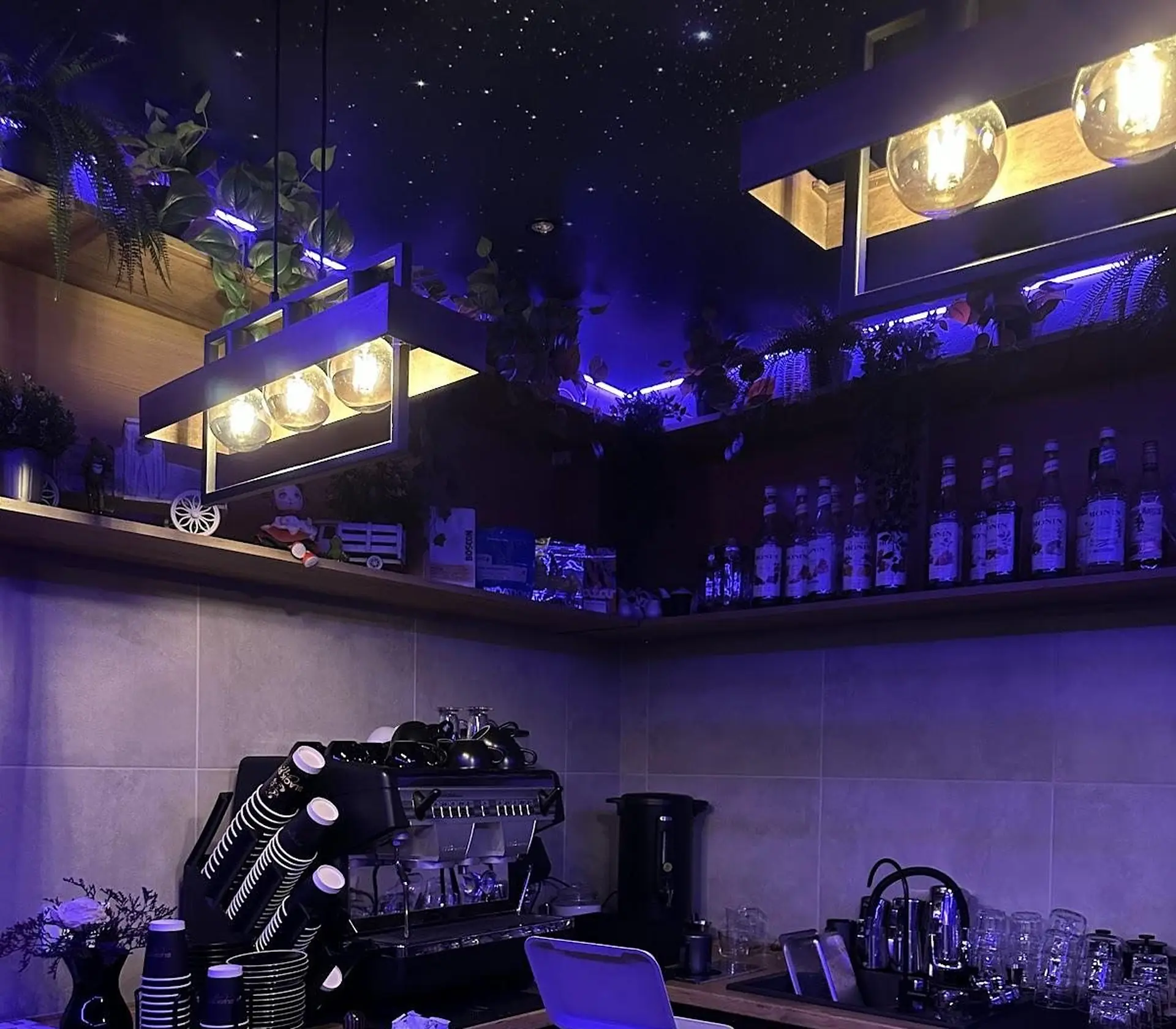 Bar i gwieździsty sufit we wnętrzu BLACK SKY COFFEE