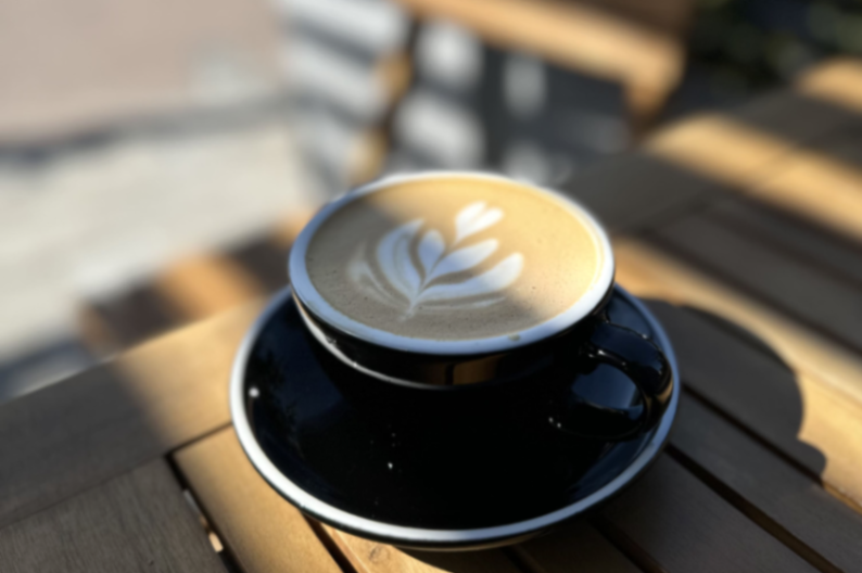 Flat white w czarnej filiżance BLACK SKY COFFEE